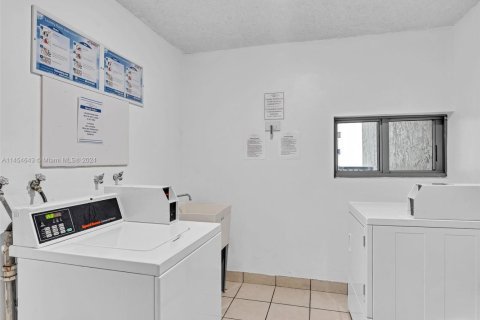 Condo in Miami Beach, Florida, 2 bedrooms  № 1836398 - photo 14