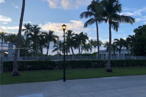 Condo in Miami Beach, Florida, 2 bedrooms  № 1836398 - photo 21