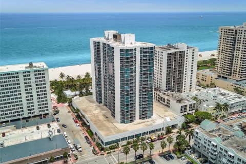 Condo in Miami Beach, Florida, 2 bedrooms  № 1836398 - photo 1