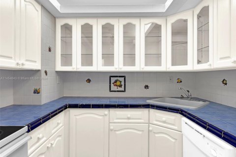 Condo in Miami Beach, Florida, 2 bedrooms  № 1836398 - photo 10