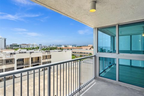 Condo in Miami Beach, Florida, 2 bedrooms  № 1836398 - photo 11