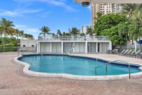 Condo in Miami Beach, Florida, 2 bedrooms  № 1836398 - photo 19