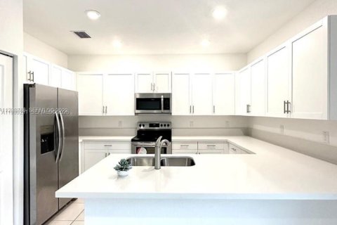 Adosado en venta en Miami, Florida, 3 dormitorios, 154.4 m2 № 2252980 - foto 3