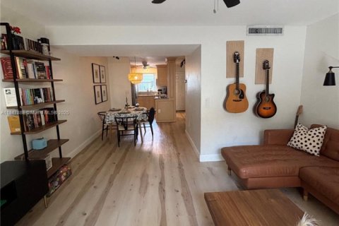 Condo in Oakland Park, Florida, 2 bedrooms  № 1848860 - photo 7