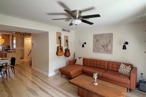Condo in Oakland Park, Florida, 2 bedrooms  № 1848860 - photo 1