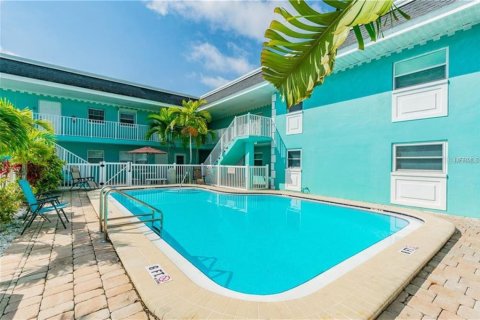 Condo in Treasure Island, Florida, 1 bedroom № 2206147 - photo 8
