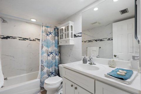 Condo in Treasure Island, Florida, 1 bedroom № 2206147 - photo 21