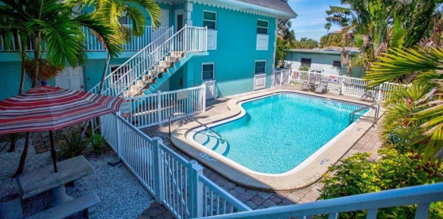 Condo in Treasure Island, Florida, 1 bedroom № 2206147