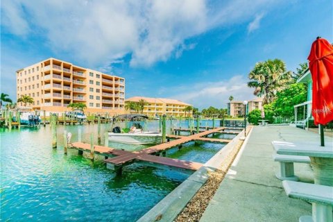 Condo in Treasure Island, Florida, 1 bedroom № 2206147 - photo 6