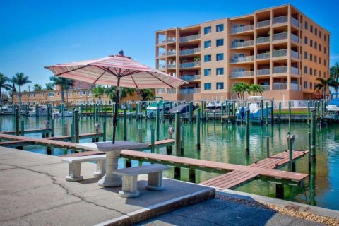 Condo in Treasure Island, Florida, 1 bedroom № 2206147 - photo 5