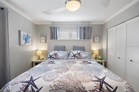 Condo in Treasure Island, Florida, 1 bedroom № 2206147 - photo 17