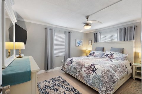 Condo in Treasure Island, Florida, 1 bedroom № 2206147 - photo 19
