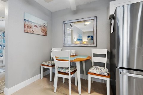 Condo in Treasure Island, Florida, 1 bedroom № 2206147 - photo 16