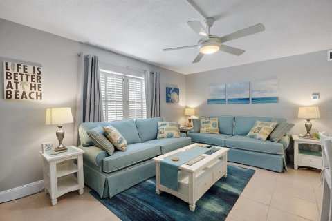 Condo in Treasure Island, Florida, 1 bedroom № 2206147 - photo 12