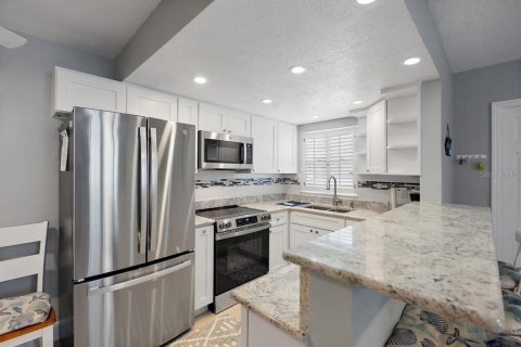 Condo in Treasure Island, Florida, 1 bedroom № 2206147 - photo 13