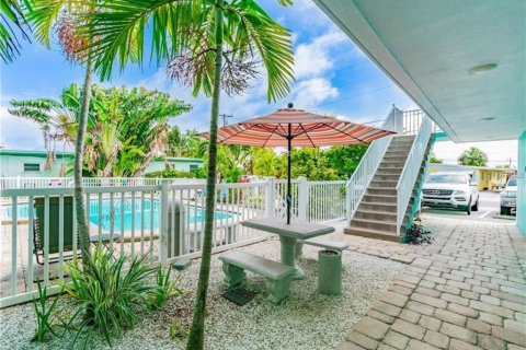 Condo in Treasure Island, Florida, 1 bedroom № 2206147 - photo 2