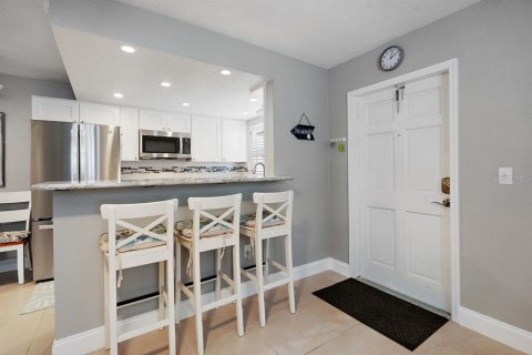 Condo in Treasure Island, Florida, 1 bedroom № 2206147 - photo 15
