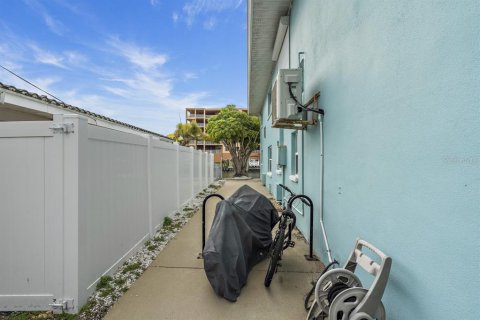 Condo in Treasure Island, Florida, 1 bedroom № 2206147 - photo 7