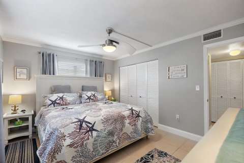 Condo in Treasure Island, Florida, 1 bedroom № 2206147 - photo 18