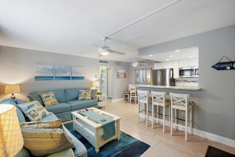 Condo in Treasure Island, Florida, 1 bedroom № 2206147 - photo 10