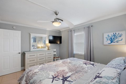 Condo in Treasure Island, Florida, 1 bedroom № 2206147 - photo 20