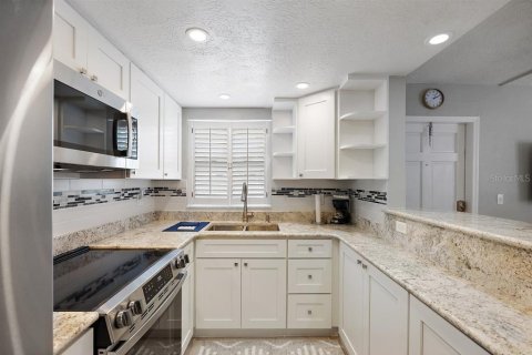 Condo in Treasure Island, Florida, 1 bedroom № 2206147 - photo 14