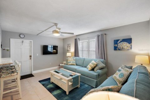 Condo in Treasure Island, Florida, 1 bedroom № 2206147 - photo 11