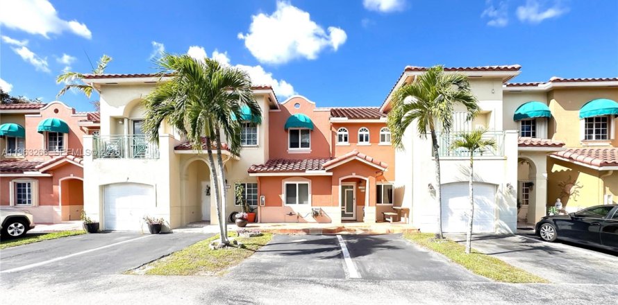 Townhouse in Hialeah, Florida 3 bedrooms, 141.21 sq.m. № 2025165