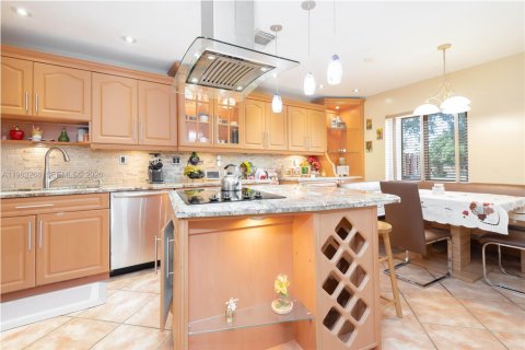 Townhouse in Hialeah, Florida 3 bedrooms, 141.21 sq.m. № 2025165 - photo 21