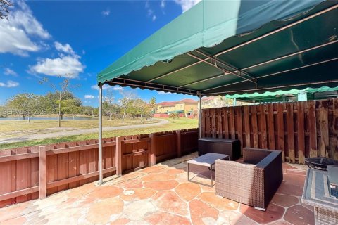 Townhouse in Hialeah, Florida 3 bedrooms, 141.21 sq.m. № 2025165 - photo 4