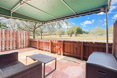 Townhouse in Hialeah, Florida 3 bedrooms, 141.21 sq.m. № 2025165 - photo 3