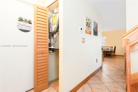 Townhouse in Hialeah, Florida 3 bedrooms, 141.21 sq.m. № 2025165 - photo 17