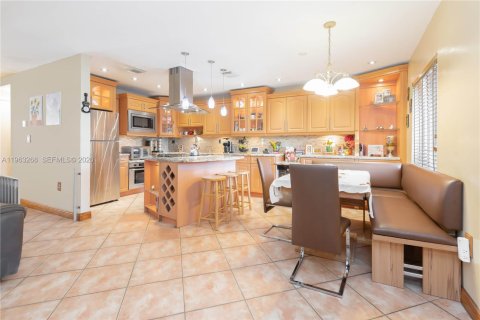 Townhouse in Hialeah, Florida 3 bedrooms, 141.21 sq.m. № 2025165 - photo 20