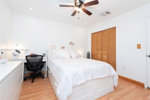 Townhouse in Hialeah, Florida 3 bedrooms, 141.21 sq.m. № 2025165 - photo 28