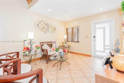 Townhouse in Hialeah, Florida 3 bedrooms, 141.21 sq.m. № 2025165 - photo 12