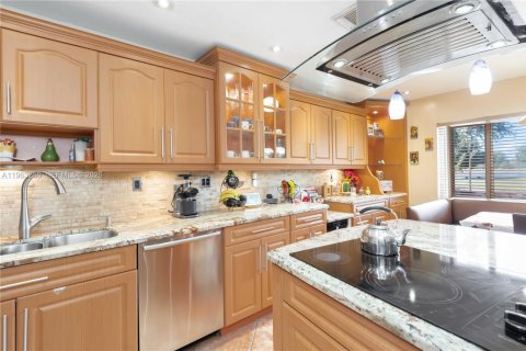 Townhouse in Hialeah, Florida 3 bedrooms, 141.21 sq.m. № 2025165 - photo 23