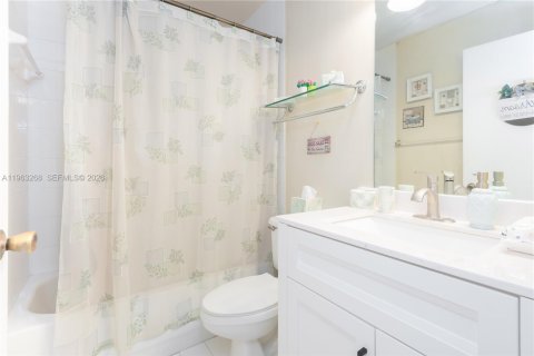 Townhouse in Hialeah, Florida 3 bedrooms, 141.21 sq.m. № 2025165 - photo 15