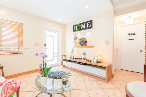 Townhouse in Hialeah, Florida 3 bedrooms, 141.21 sq.m. № 2025165 - photo 16