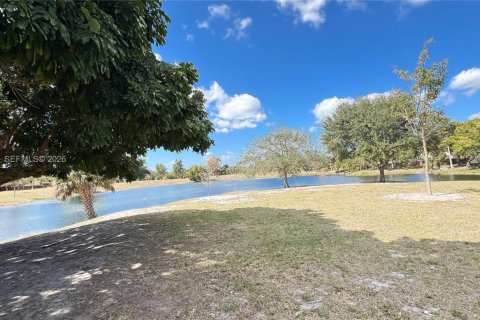 Townhouse in Hialeah, Florida 3 bedrooms, 141.21 sq.m. № 2025165 - photo 8