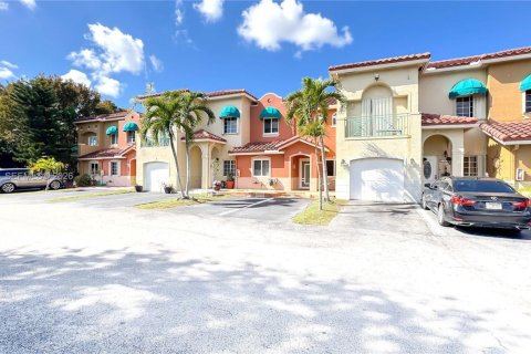 Townhouse in Hialeah, Florida 3 bedrooms, 141.21 sq.m. № 2025165 - photo 2