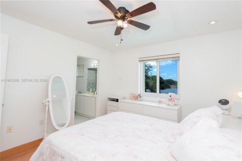 Townhouse in Hialeah, Florida 3 bedrooms, 141.21 sq.m. № 2025165 - photo 30