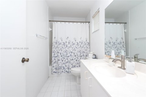 Townhouse in Hialeah, Florida 3 bedrooms, 141.21 sq.m. № 2025165 - photo 27