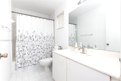 Townhouse in Hialeah, Florida 3 bedrooms, 141.21 sq.m. № 2025165 - photo 26