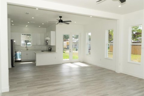 House in Sanford, Florida 3 bedrooms, 149.94 sq.m. № 2130921 - photo 8