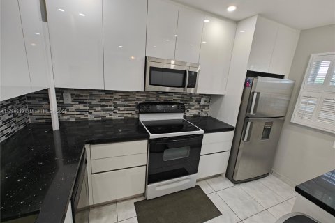 Condo in Pompano Beach, Florida, 2 bedrooms  № 1863272 - photo 2