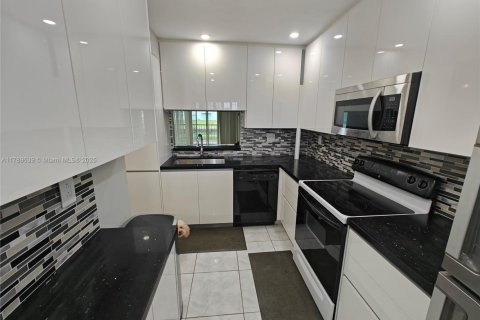 Condo in Pompano Beach, Florida, 2 bedrooms  № 1863272 - photo 3