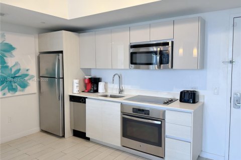 Купить кондоминиум в Халландейл-Бич, Флорида 2 спальни, 94.76м2, № 2018789 - фото 3