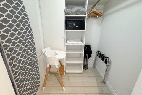 Купить кондоминиум в Халландейл-Бич, Флорида 2 спальни, 94.76м2, № 2018789 - фото 15