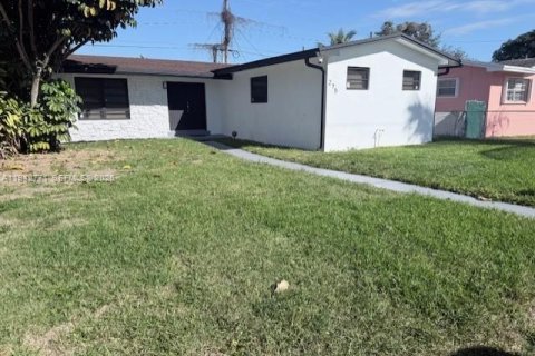 Villa ou maison à louer à North Miami Beach, Floride: 2 chambres, 111.3 m2 № 2000290 - photo 2