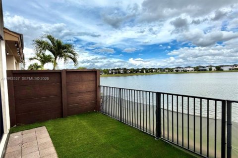 Townhouse in Miami Lakes, Florida 3 bedrooms, 190.45 sq.m. № 2058599